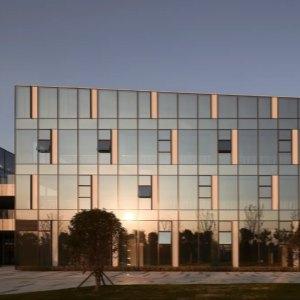 Causes of imaging deformation of glass curtain wall façade and design countermeasures